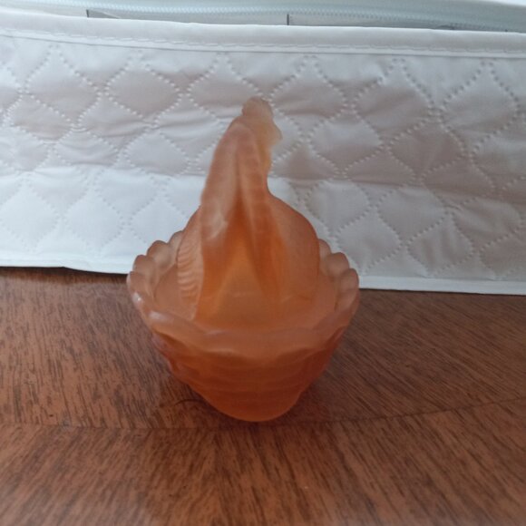 Westmoreland Mini Hen on a Nest Peach Frosted Glass - Picture 6 of 16